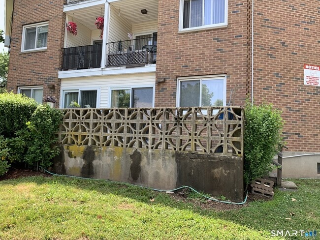 Building Photo - 124 Biruta St