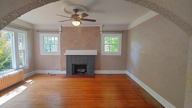 Building Photo - 3 BR, 1.5 Bungalow Available in Glen Iris