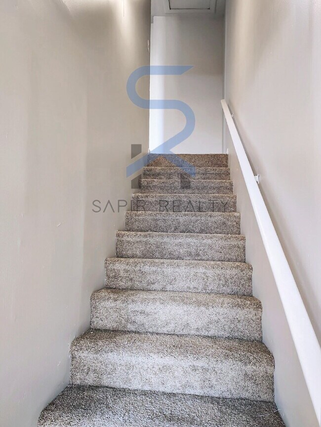 Foto del edificio - 774 Lilly Ave