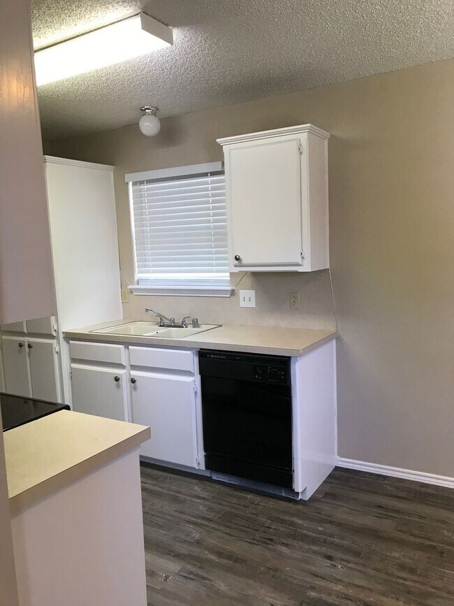 Foto del edificio - Clean, Beautiful, and spacious home! Avail...