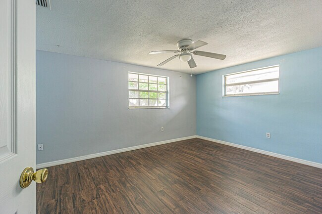 Building Photo - 7824 Foxwood Dr