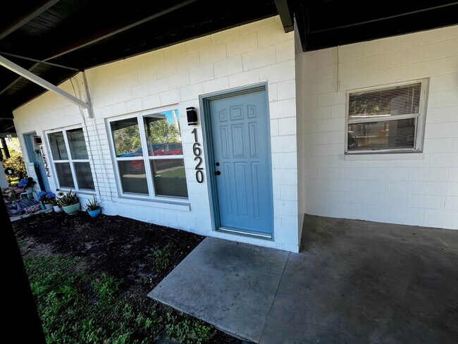 Building Photo - Cozy 3/1 duplex with modern upgrades