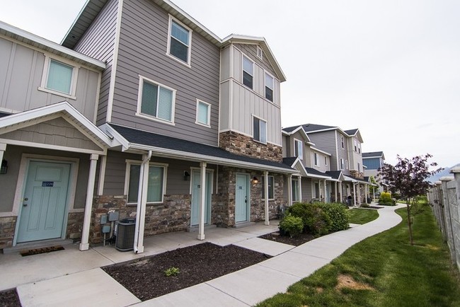 Building Photo - Gorgeous Townhome with Attached Garage!