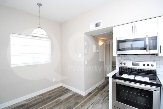 Foto del edificio - 2807 E Paradise Ln