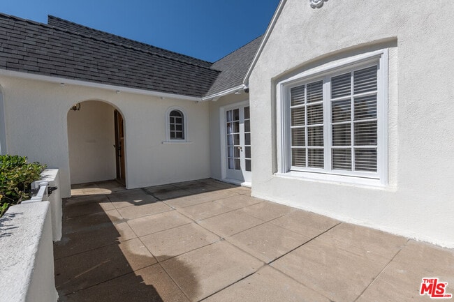 Building Photo - 319 S Orange Dr