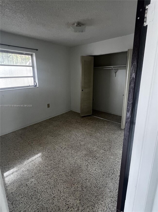 Building Photo - 619 SW 11th Ave