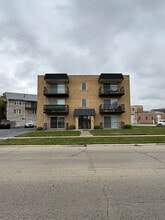 Building Photo - 9220 S Kilbourn Ave