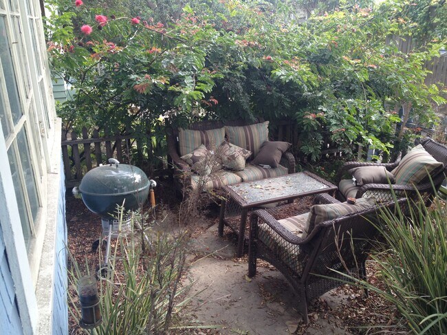 Jardín delantero - 119 Wavecrest Ave