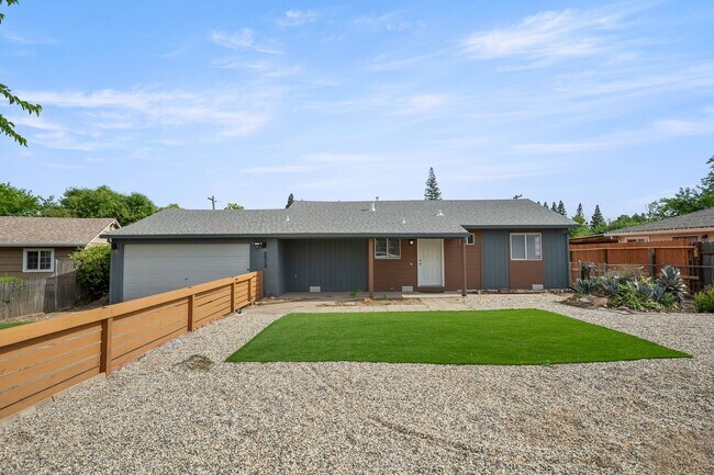 Foto del edificio - Charming 3 Bedroom 2 Bath Home in Carmichael