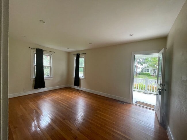 Building Photo - DOWNSTAIRS DUPLEX--2 BED/ 1 BATH IN THE HE...