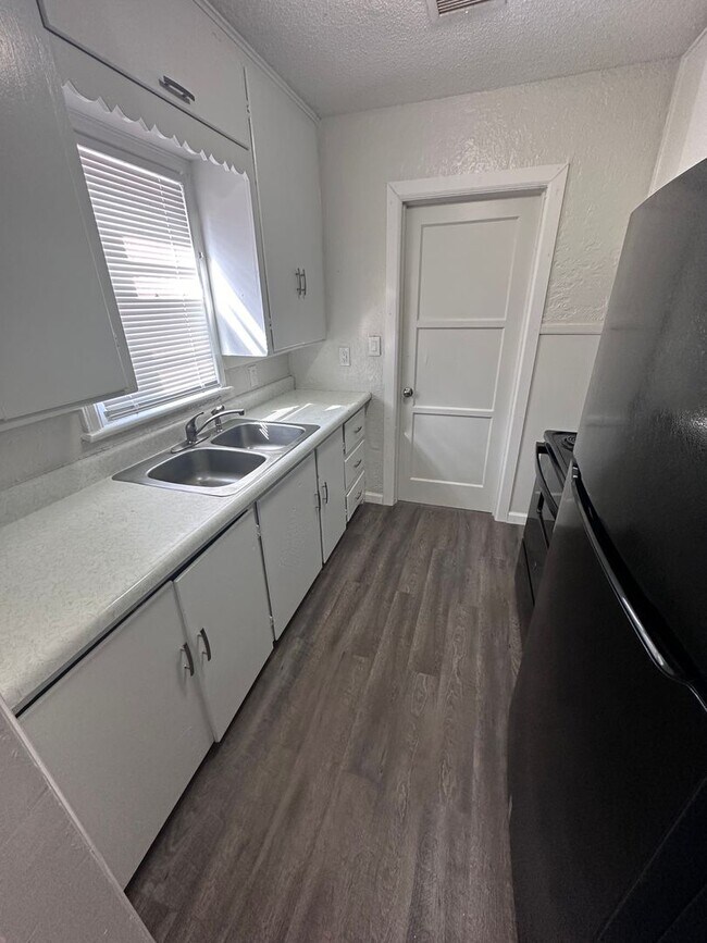 Building Photo - $995 - 3 bed 1 bath - Newly Remodeled Sing...