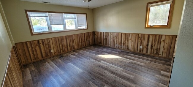 Building Photo - Large Cul-de-sac Home