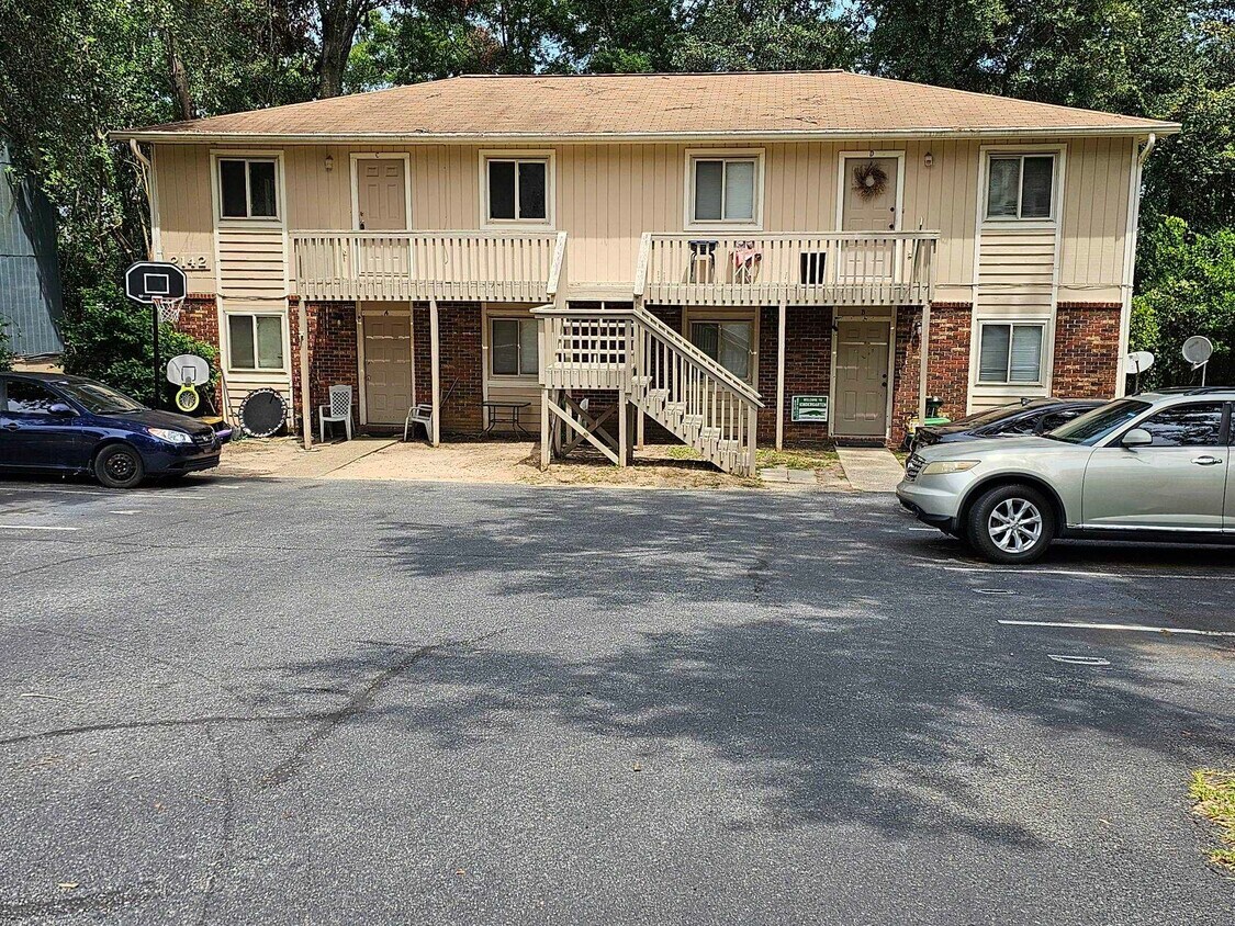 Building Photo - 2142 Corinne St