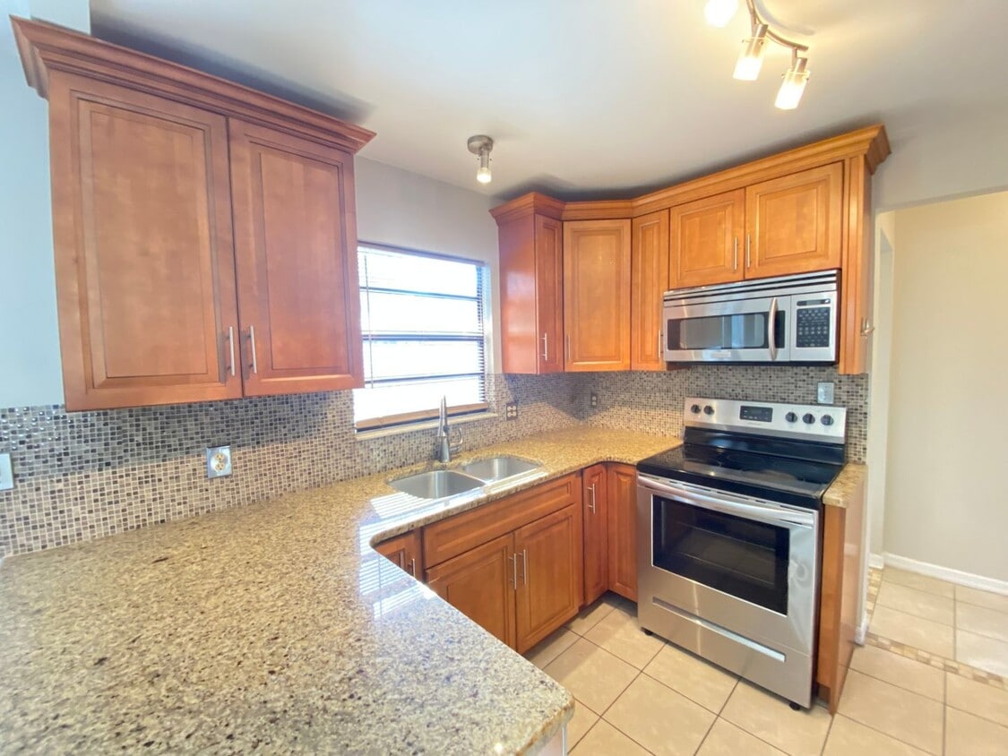 Primary Photo - 2/2 home with garage - tile on inside with screened rear porch!