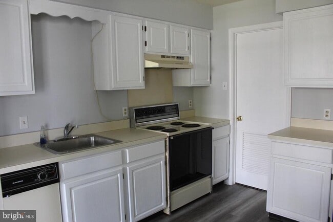 Building Photo - 211 Mews Dr