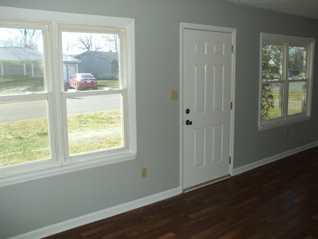 Building Photo - 816 W Town Ct