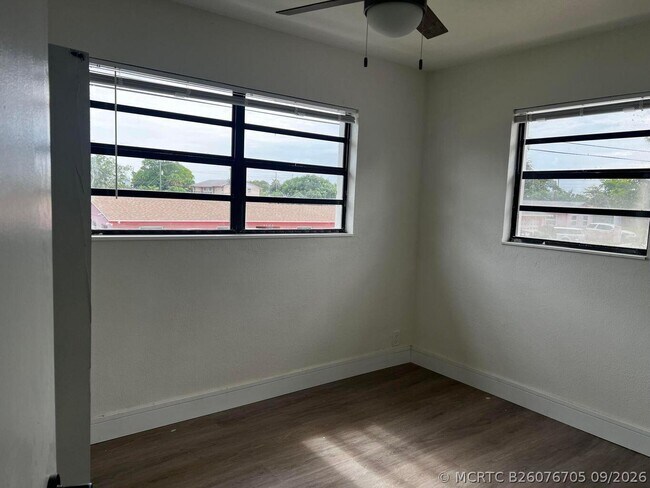 Foto del edificio - 1197 W 35th St
