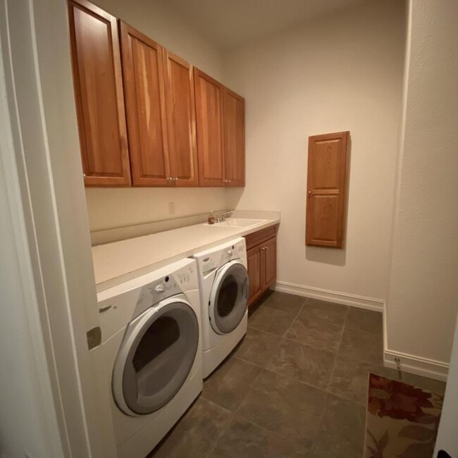 Building Photo - 31 Ridgetop Cir