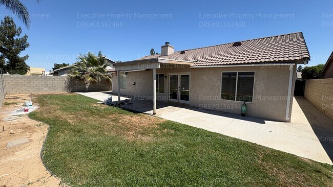 Foto del edificio - 3 bedroom 2 bathroom home located near Hageman Rd/ Old Farm Rd