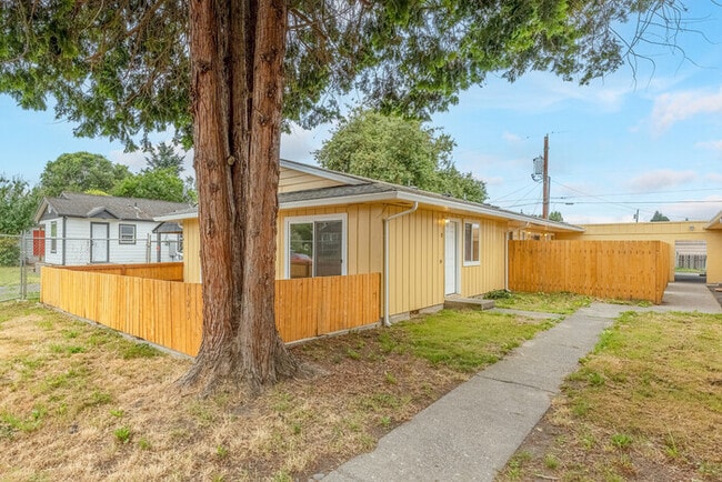 Foto del edificio - TWO BEDROOM ONE BATH APARTMENT IN LONGVIEW