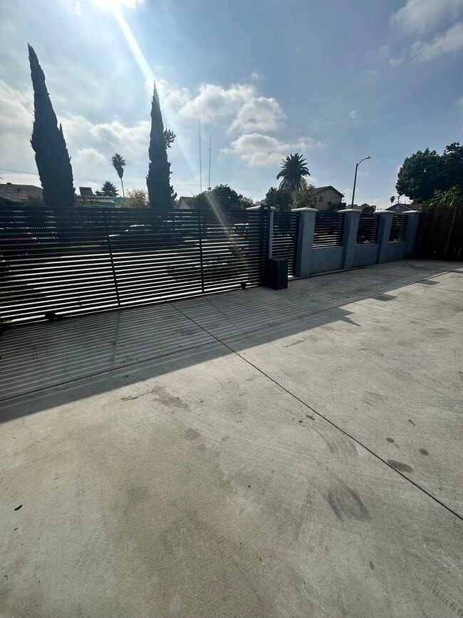 Foto del edificio - 731 W 99th St