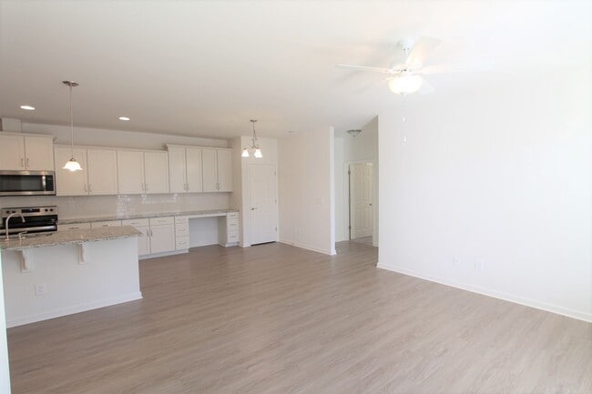 Foto del edificio - BEAUTIFUL 3BD 2.5 BTH Apartment home RAINTREE - Ballantyne Commons Pkwy - MOVE IN SPECIAL