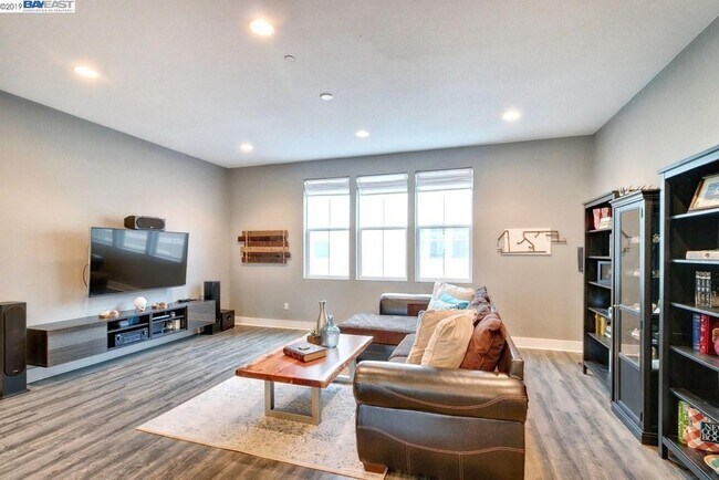 Building Photo - 5563 Azalea Way