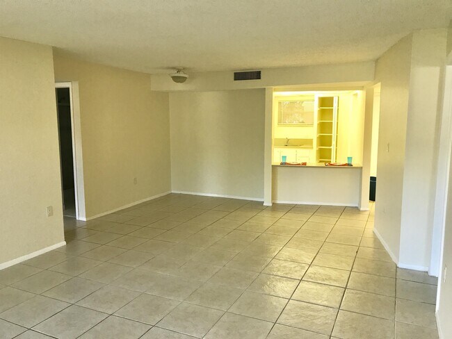 Foto del edificio - 4215 N University Dr