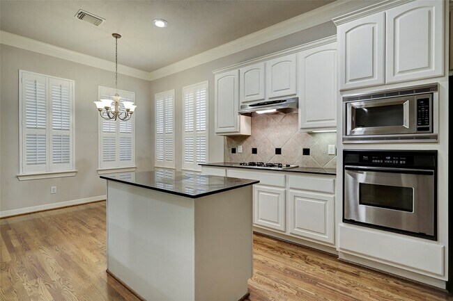 Building Photo - 1302 E Park At Shady Villa