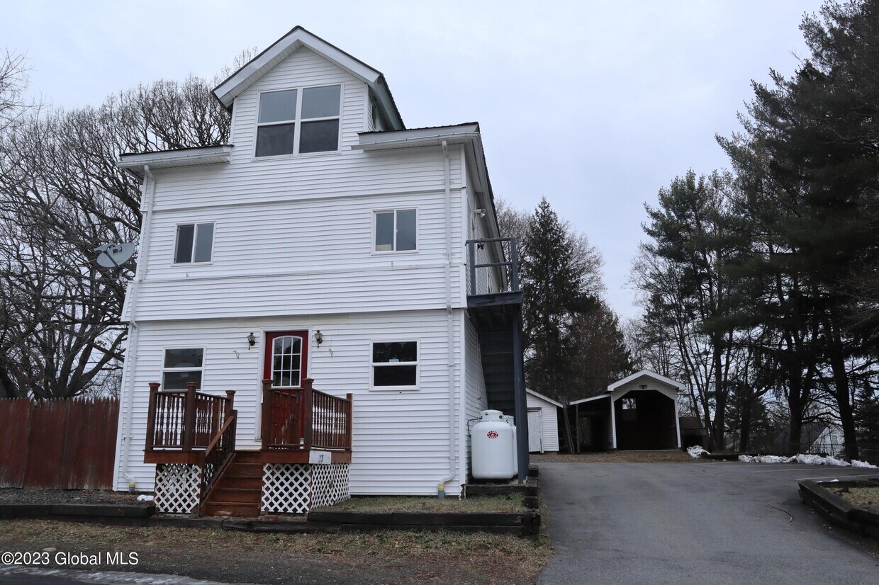 27 Champlain Ave Unit 2, Mechanicville, NY 12118 Room for Rent in