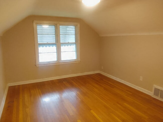 Building Photo - 3 bedroom Bungalow with finished basement..