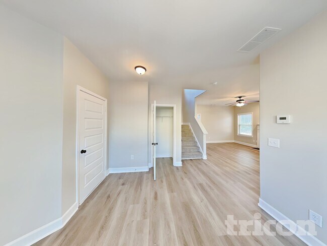 Foto del edificio - 498 Kirkland Dr