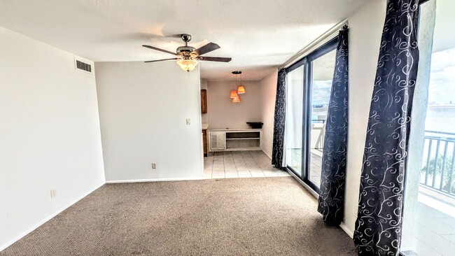 Building Photo - Annual UNfurnished Siesta Key Gulf front 2/2 condo with water views!