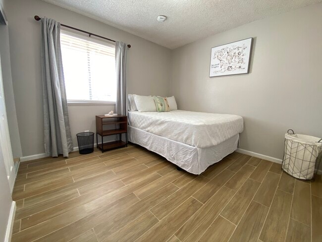 Building Photo - 905 Center St