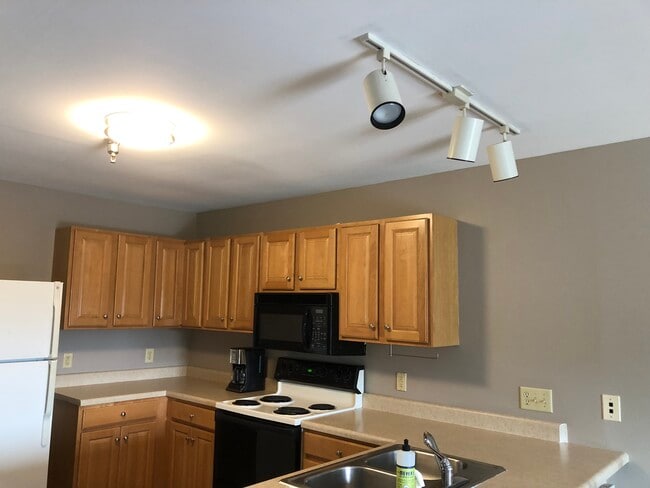 Kitchen - 1366 Hunters Rd