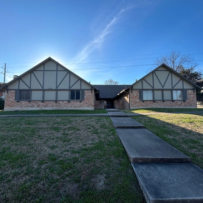 Building Photo - 7208 Creekside Dr