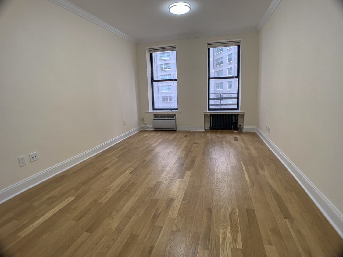 Living area - 148 W 68th St