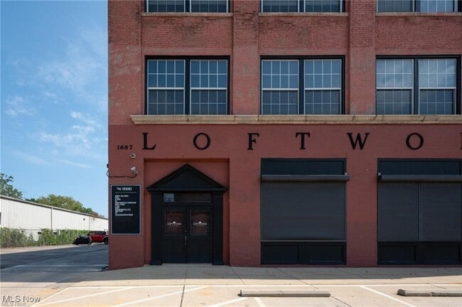 Building Photo - 1667 E 40th St