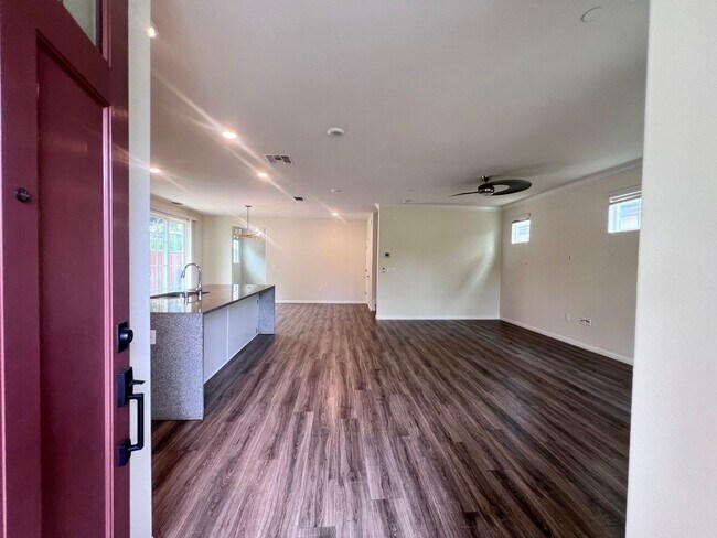 Foto del edificio - STUNNING 4BD/2.5BA TOWNHOUSE IN WALNUT CREEK!!!