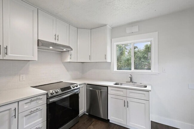 Foto del edificio - Newly Renovated 3-Bedroom Home in North Po...
