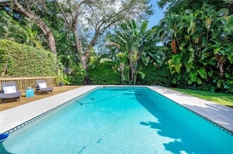 Building Photo - 1003 NE 118th St