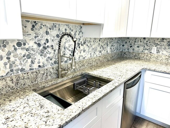 Building Photo - 4395 Hansard Ave