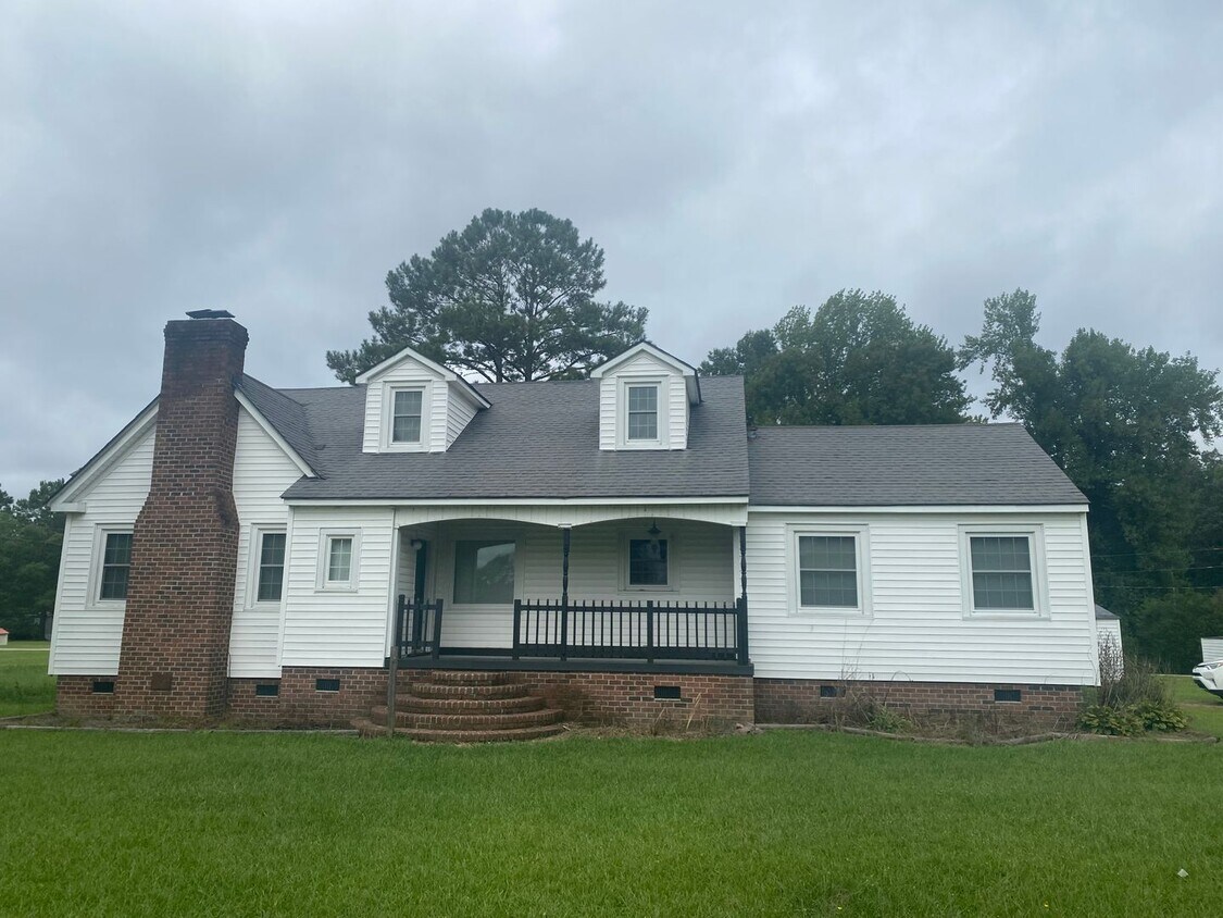 Primary Photo - Great 4 bedroom in the country