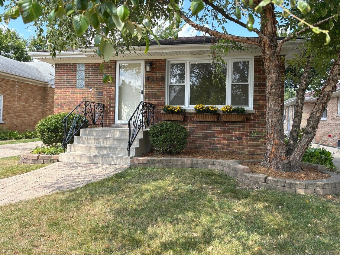 Primary Photo - 4260 Main St