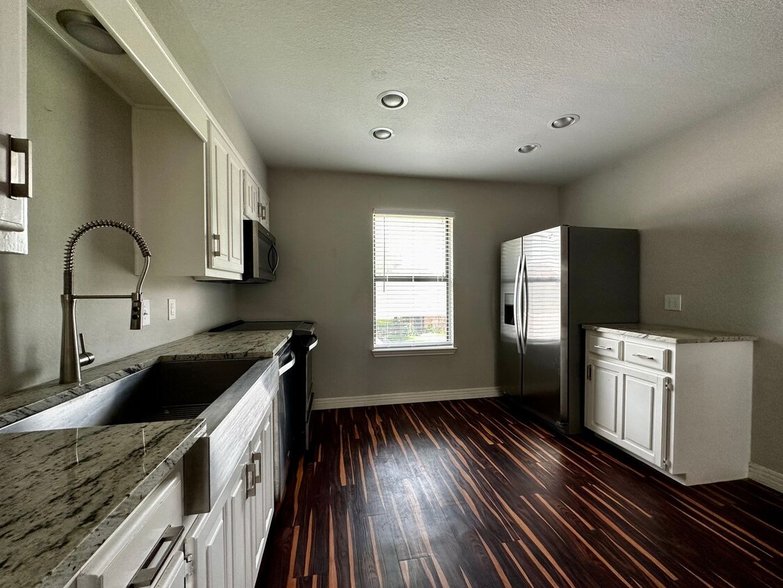 Foto principal - Updated 2/2 Condo Near Baylor!