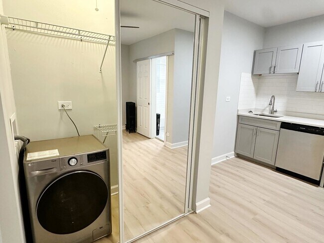 Foto del edificio - 5710 N Winthrop Ave