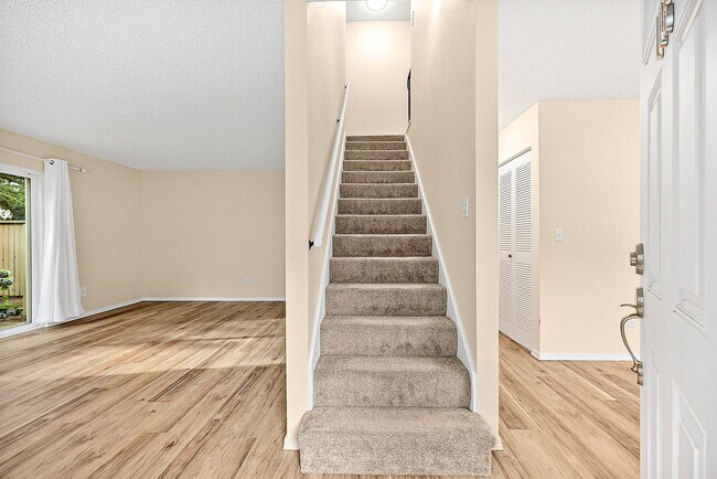 Foto del edificio - North Tacoma Condo Living | 2 Bed, 1.5 Bath End-Unit | Great Amenities!