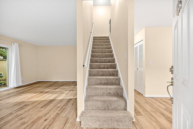 Building Photo - North Tacoma Condo Living | 2 Bed, 1.5 Bath End-Unit | Great Amenities!