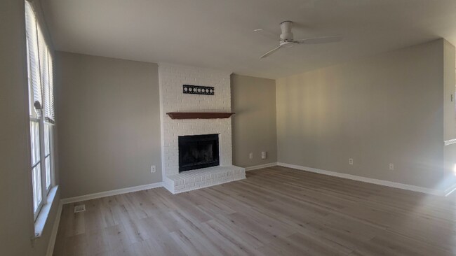 Foto del edificio - 5232 Baywood Forest Dr