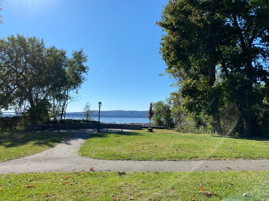 View of Hudson at end of block - 18 Francis St